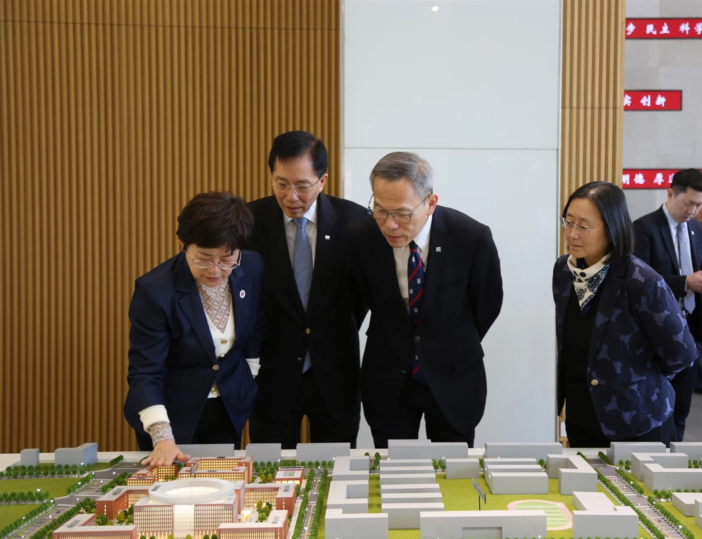 港大醫學院與北京大學醫學部就最新的醫學研究成果和未來的合作方向進行了深入探討，並順道參觀北京大學的醫學科技樓、健康醫療大數據國家研究院及醫學圖書館。