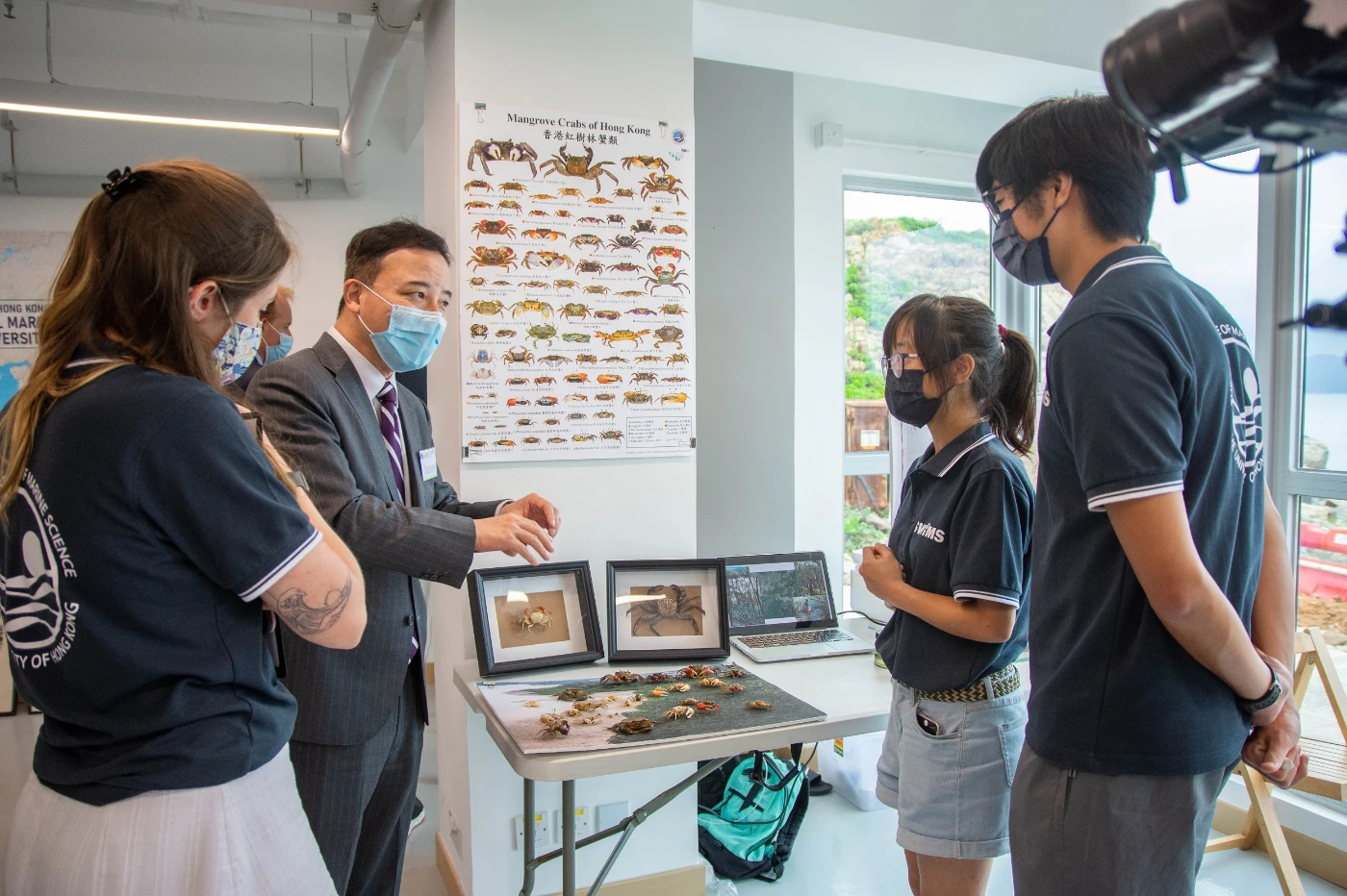Image 5: Professor Xiang Zhang,  President and Vice-Chancellor of HKU was interacting with the researchers while visiting the Biodiversity Centre.