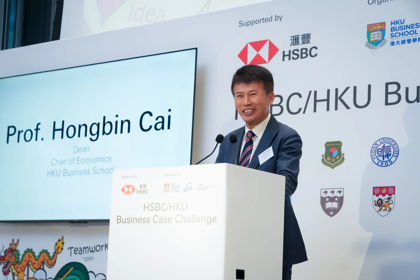 港大經管學院院長蔡洪濱教授向來自全球的大學生講解「2026滙豐╱香港大學商業案例挑戰」的重要性與價值