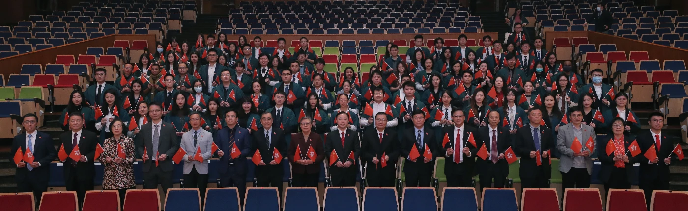 香港大學在百周年校園李兆基會議中心大會堂舉行元旦日升旗儀式。
