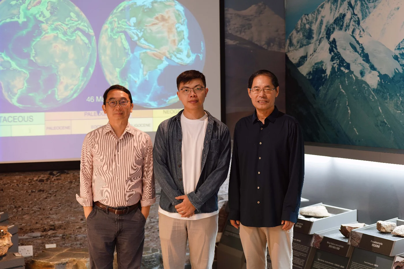 港大地球與行星科學系研究團隊合照。左起：李文愷教授、呂天阳博士及趙國春教授。
