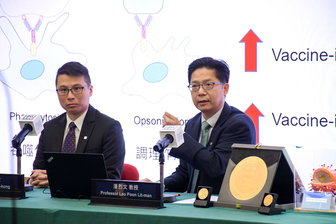 潘烈文教授（右）強調減活疫苗的優勢在於其簡易鼻內接種方式，這種無針接種技術可消除民眾（尤其是幼童）對疫苗接種的恐懼，有助緩解疫苗猶豫。