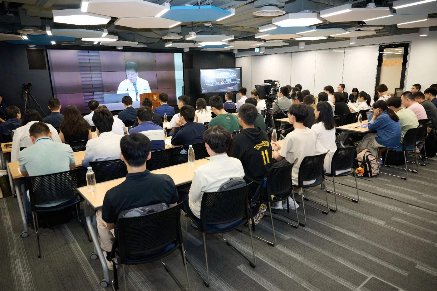 港大師生參與與北京同步直播的「中國電子資訊工程科技十四大挑戰 (2023)」發佈會
