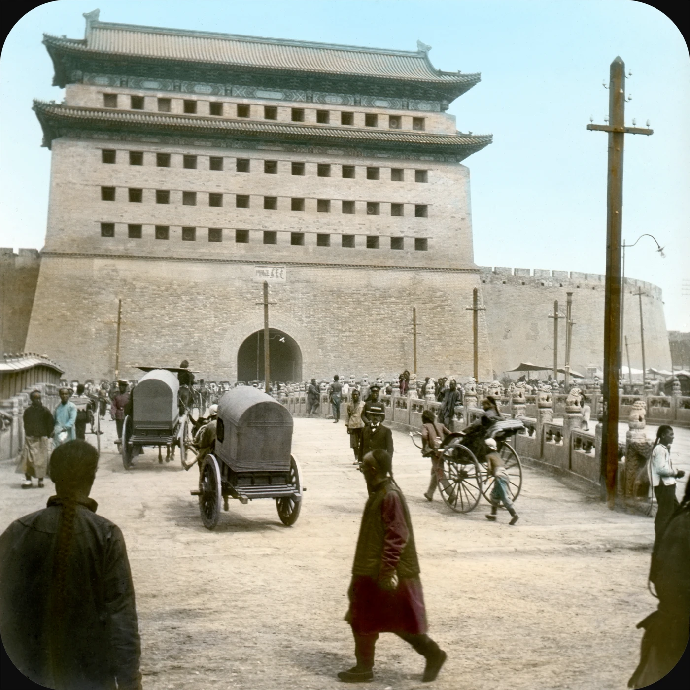 Traffic at the Zhenyangmen (Qianmen) gatehouse
Dezső Bozóky
Beijing  1908
©Ferenc Hopp Museum of Asiatic Arts, Budapest 2020