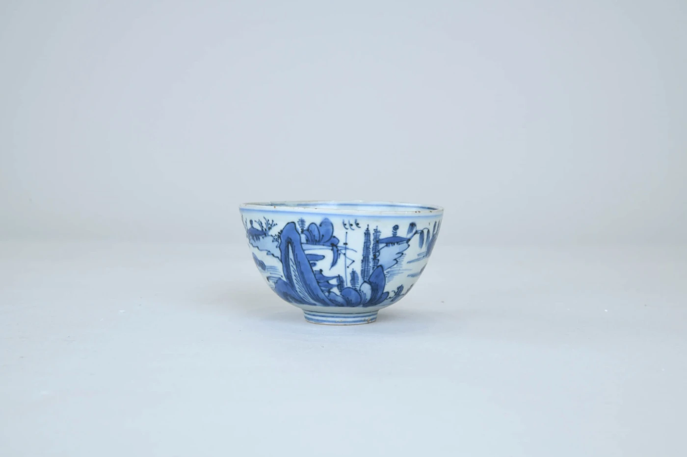 Bowl 
Ming dynasty, Wanli period (1573–1620)
Porcelain with underglaze blue
H. 5 cm, D. 9 cm
HKU.C.1966.0302