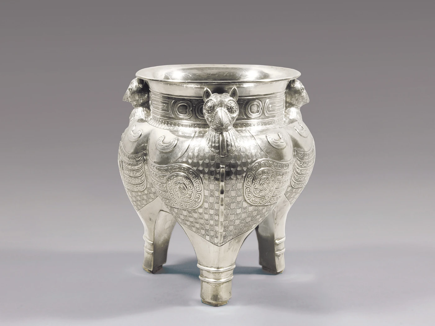 Li–shaped vessel
Cast, repoussé-shaped, chased and polished sterling silver
Hong Kong, Wai Kee Jewellers Ltd., 1980s
Stamped with Wai Kee trademark and collector’s mark
Loan from the Estate of Kwan Sai Tak