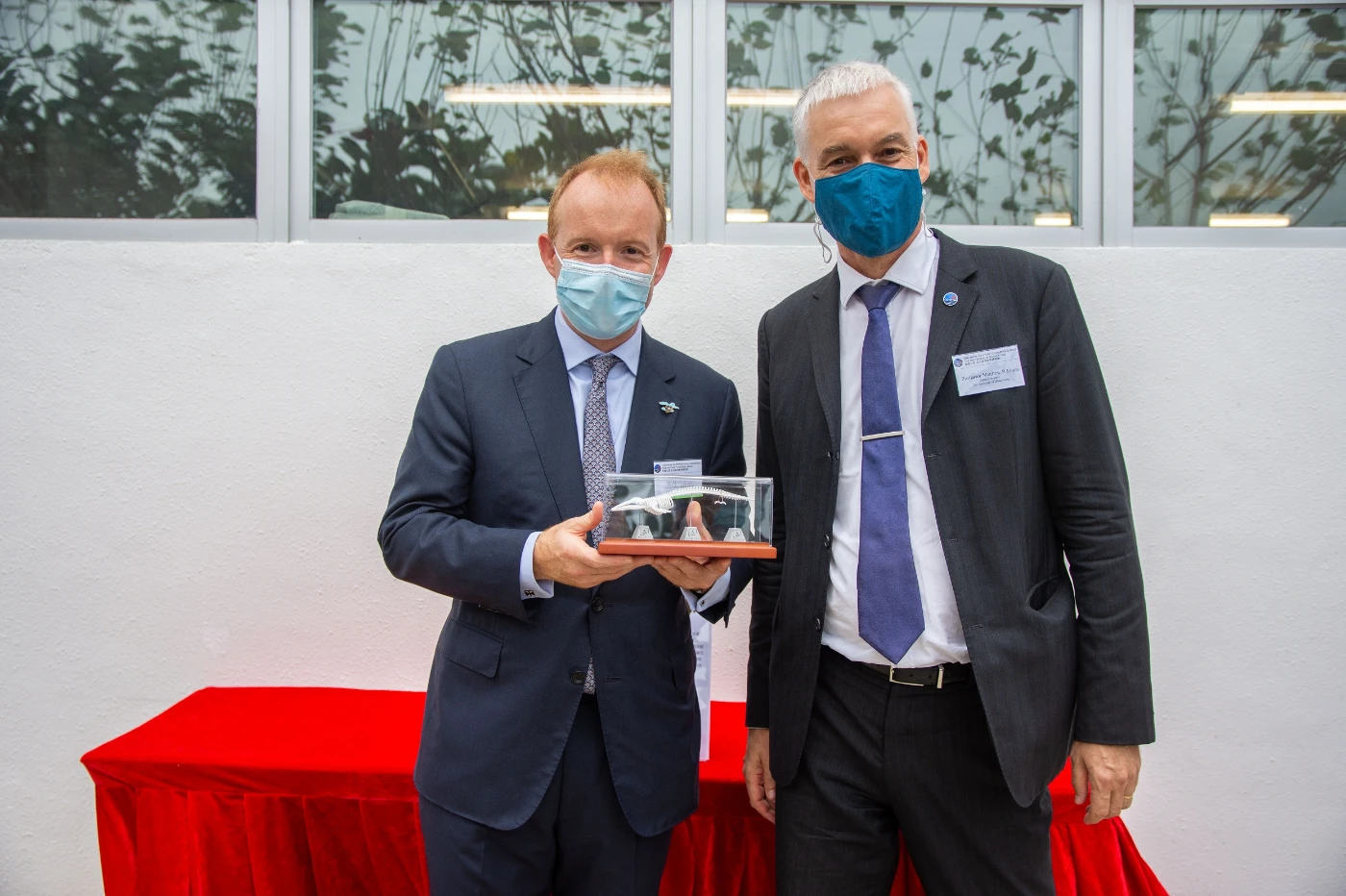 Image 4: Replica of whale skeleton produced by 3D printing was presented to officiating guest Mr Merlin Swire, Chairman of Swire Pacific Limited, by Professor Matthew R Evans, Dean of Science, HKU.