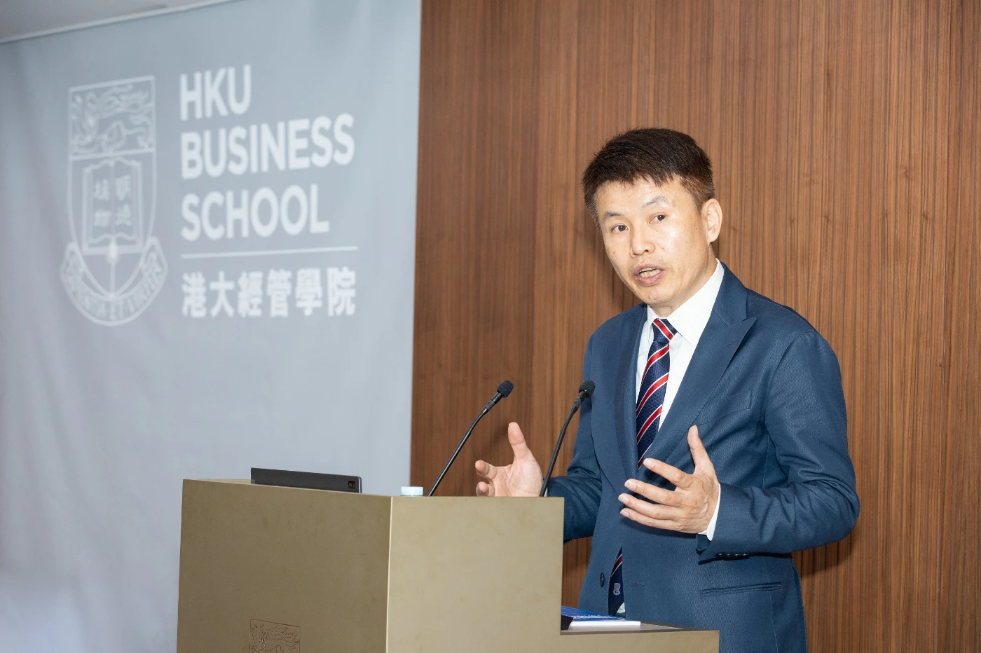 圖2：港大經管學院院長兼經濟學講座教授蔡洪濱教授致歡迎辭。