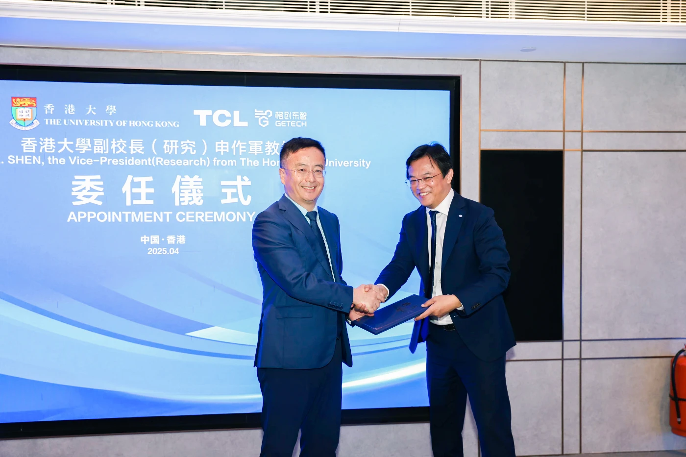 （左起）香港大學副校長申作軍教授; TCL 實業副總裁、格創東智首席執行官何軍