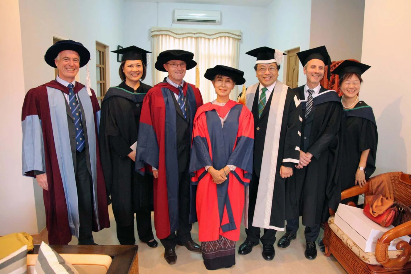 Daw Aung San Suu Kyi and HKU delegation members