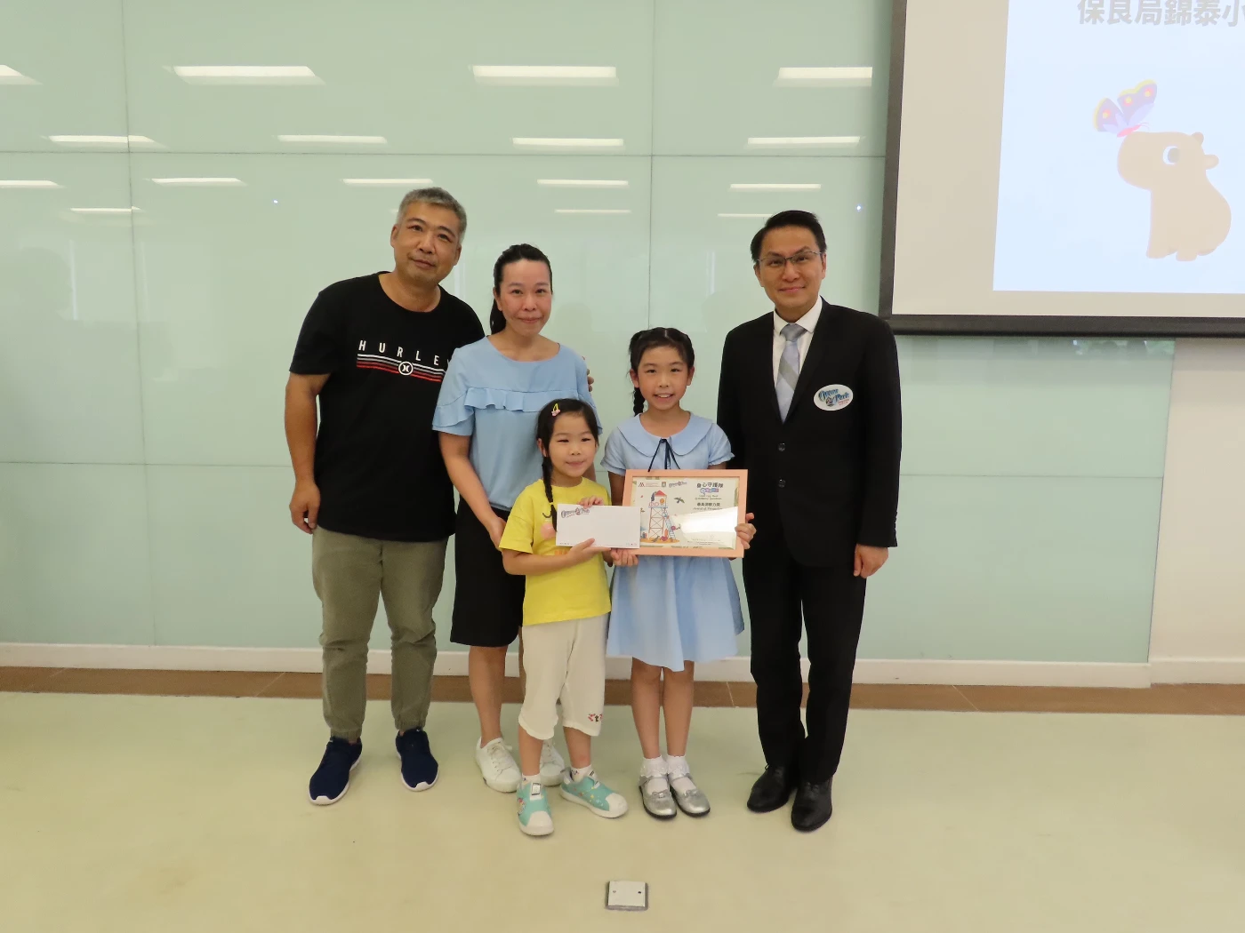 Mr Ivan Wong, Chief Executive of Ocean Park, attended the award presentation ceremony of the “Wellbeing Guardians” program and commended the students who participated in the program with flying colours. The HKU HKJC Centre for Suicide Research and Prevention extends special thanks to Ocean Park for sponsoring 4,000 admission tickets to the participating families, allowing them create fond memories at the Park together.