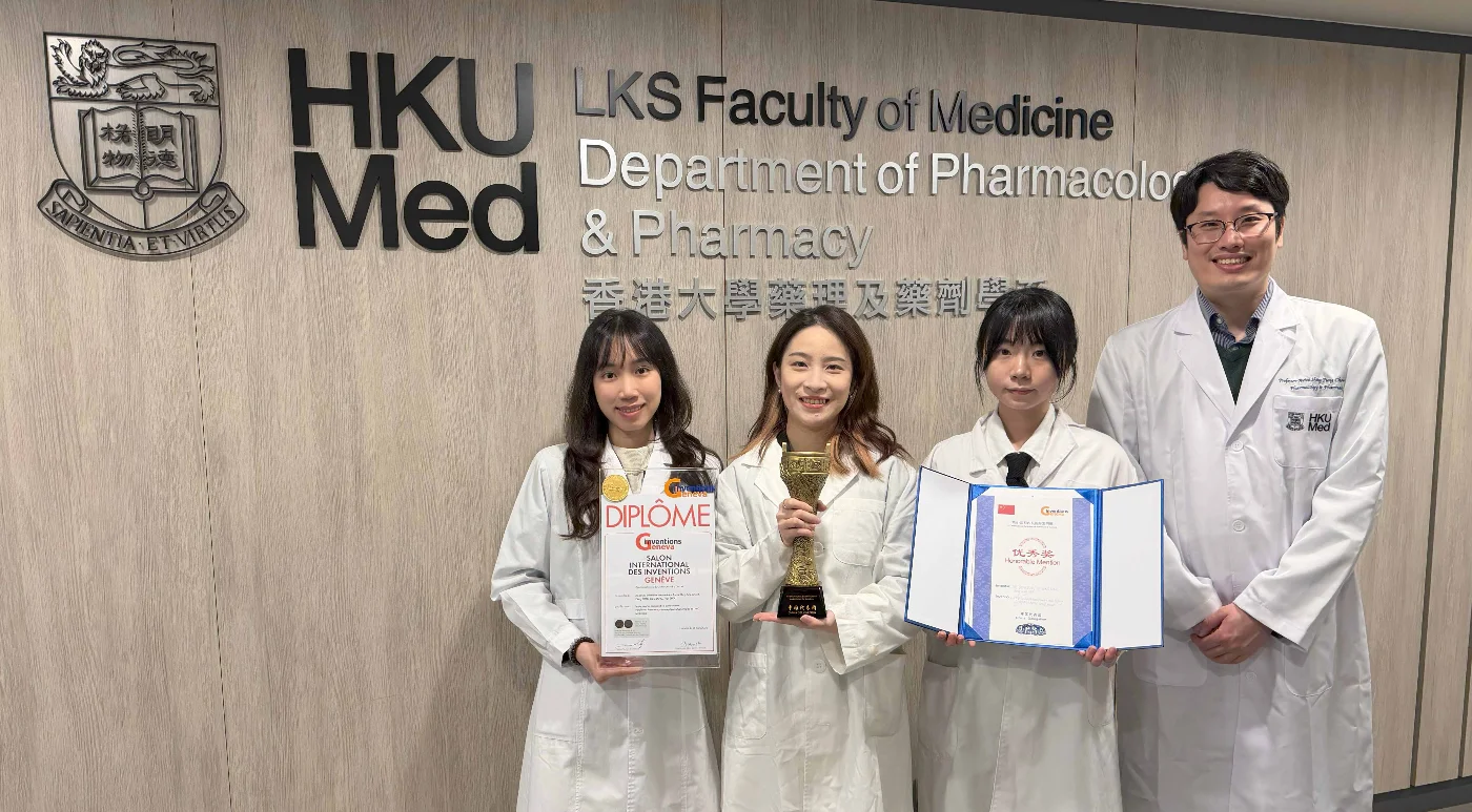 港大醫學院全球首創的「納米乾粉鼻噴劑」於「第51屆日內瓦國際發明展」榮獲「特別大獎Prize of the Chinese Delegation」及「評判特別嘉許金獎」。周聖峰教授（右一）、邵子桐博士（左二）與研究團隊合照。