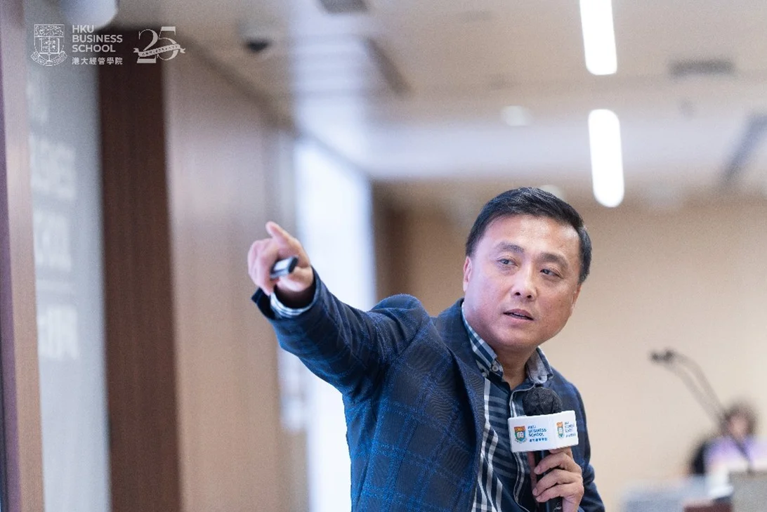 Professor Qifeng LIU, Adjunct Professor of the Hong Kong University of Science and Technology, Founding EVP of the Hong Kong Society of Artificial Intelligence and Robotics, and Founder of Wiener Intelligence, delivers a keynote speech.
