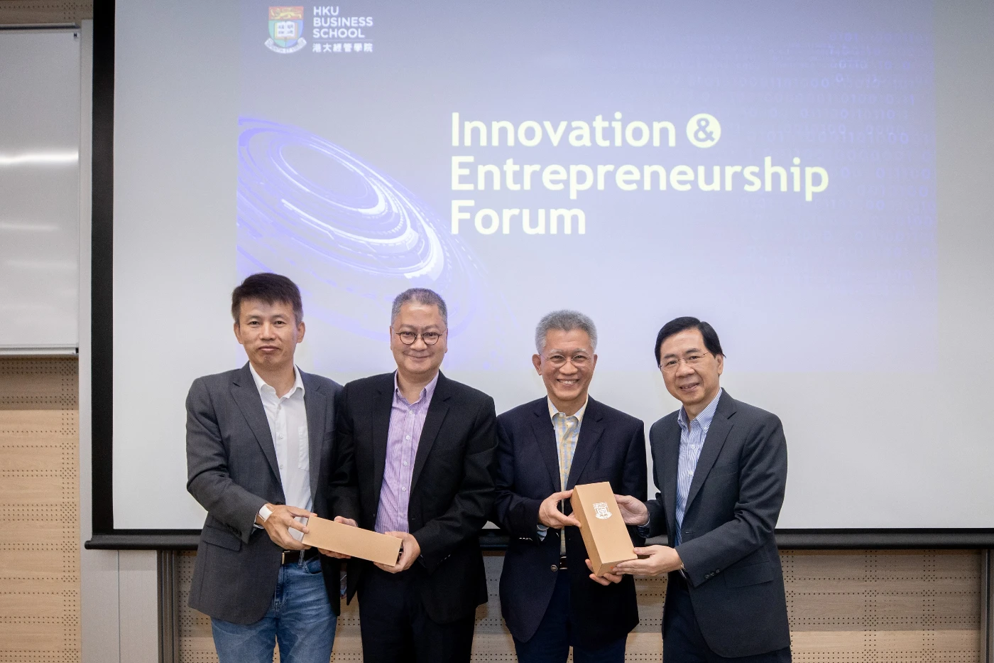 港大經管學院創新及創業論壇探討創業投資策略<br>
初創企業家共同構建初創生態圈
