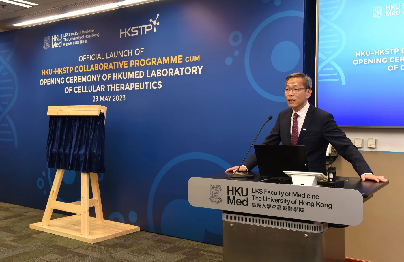 港大醫學院院長劉澤星表示，這是本港首個有良好生產規範認證的多樣產品設施，獲衞生署原則性批出製造先進療法產品牌照。