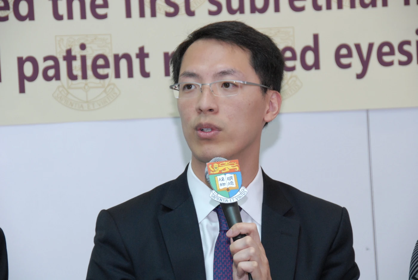 香港大學李嘉誠醫學院眼科研究所臨床助理教授王逸軒醫生指出患有視網膜色素病變的病人會逐漸失去視力，而且目前並未有根治此症的方法。