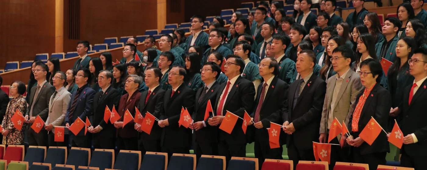 香港大學在百周年校園李兆基會議中心大會堂舉行元旦日升旗儀式。
