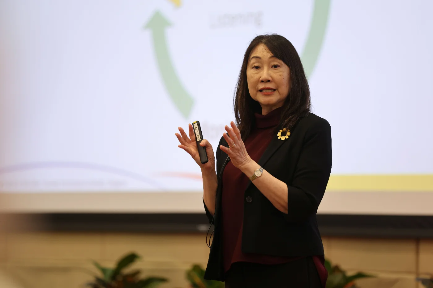 新加坡南洋理工大學吳娟明教授發表主題演講，探討口語能力在促進學生學術參與以及高等教育發展之作用與重要性。