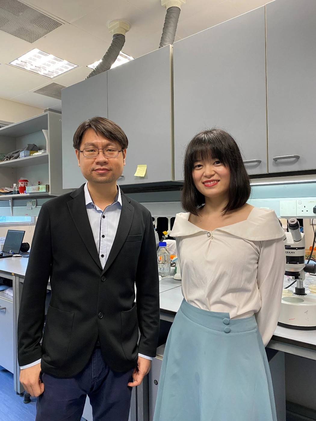 （左起）率領研究的香港大學生物科學學院鄭超固博士和論文的第一作者、港大博士後研究員汪辰吟博士。