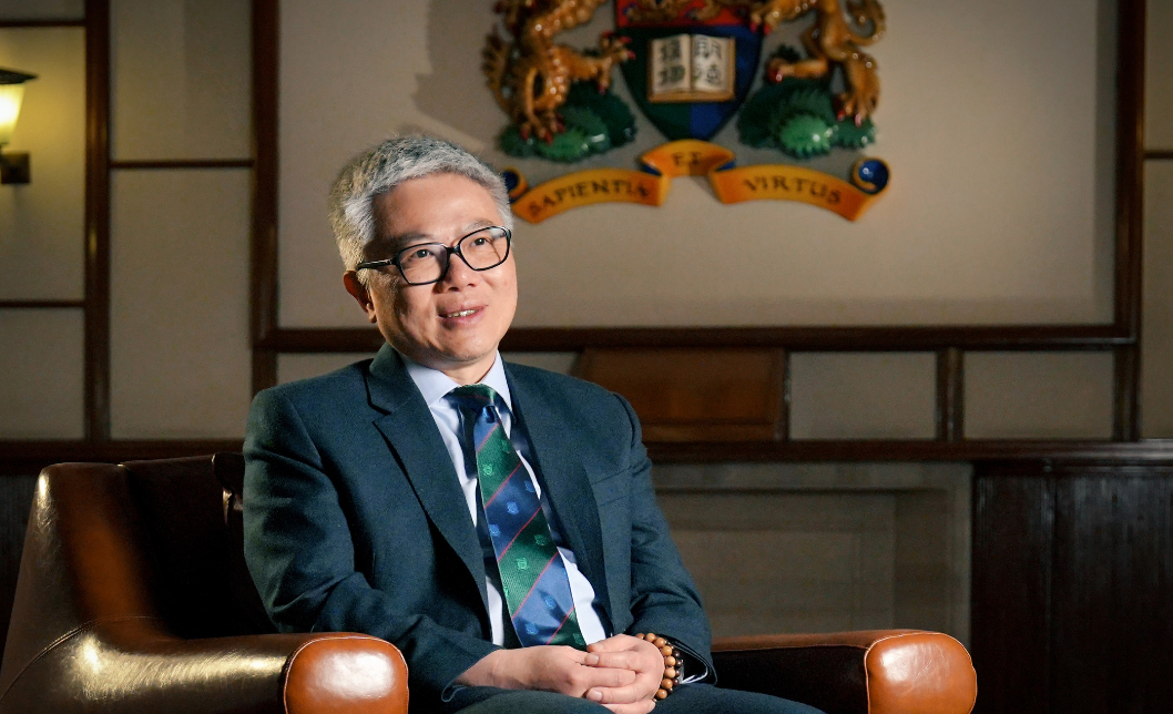 香港大学欢迎菲尔兹奖得主、享誉国际的数学家吴宝珠教授加入，出任理学院数学系讲座教授。吴教授以其在朗兰兹纲领中对“基本引理”的突破性证明而闻名，其研究重塑了数论与表现论的发展方向，并对数学物理等相关领域产生深远影响。