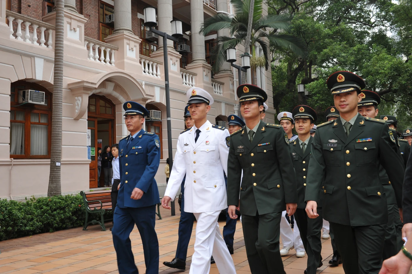 解放軍駐港部隊到訪港大與學生交流