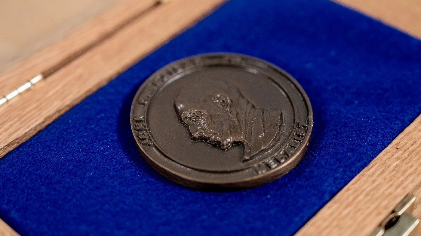 Professor Vivian Yam becomes the first Asian and Chinese recipient of the Bailar Medal for her contributions to the field of inorganic chemistry
