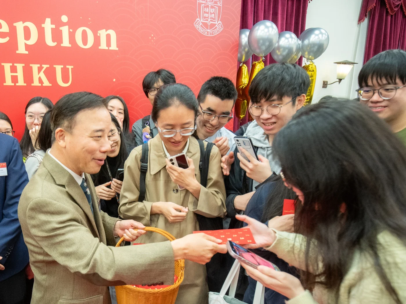 港大校長張翔教授向同學送贈中心特製紀念品，表達感謝與美好祝願。