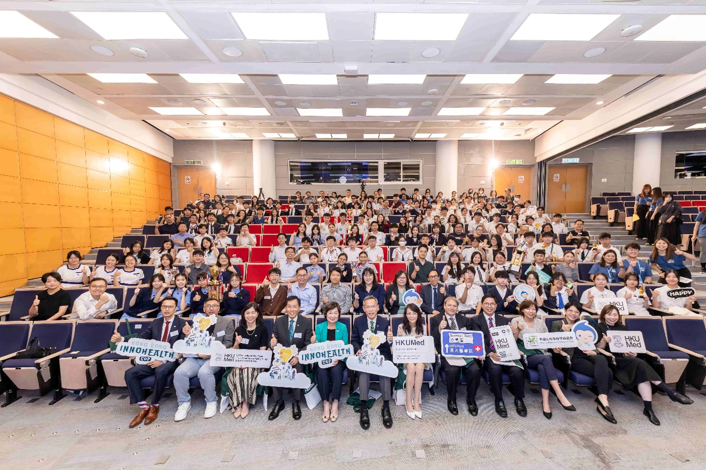 A total of 12 teams advanced to the final of the ‘Hong Kong InnoHealth Cup', each project showcasing the boundless potential of secondary school students. The winning teams will participate in a summer programme at HKUMed and Queen Mary Hospital, gaining hands-on clinical experience under the guidance of medical tutors to further expand their medical horizons.