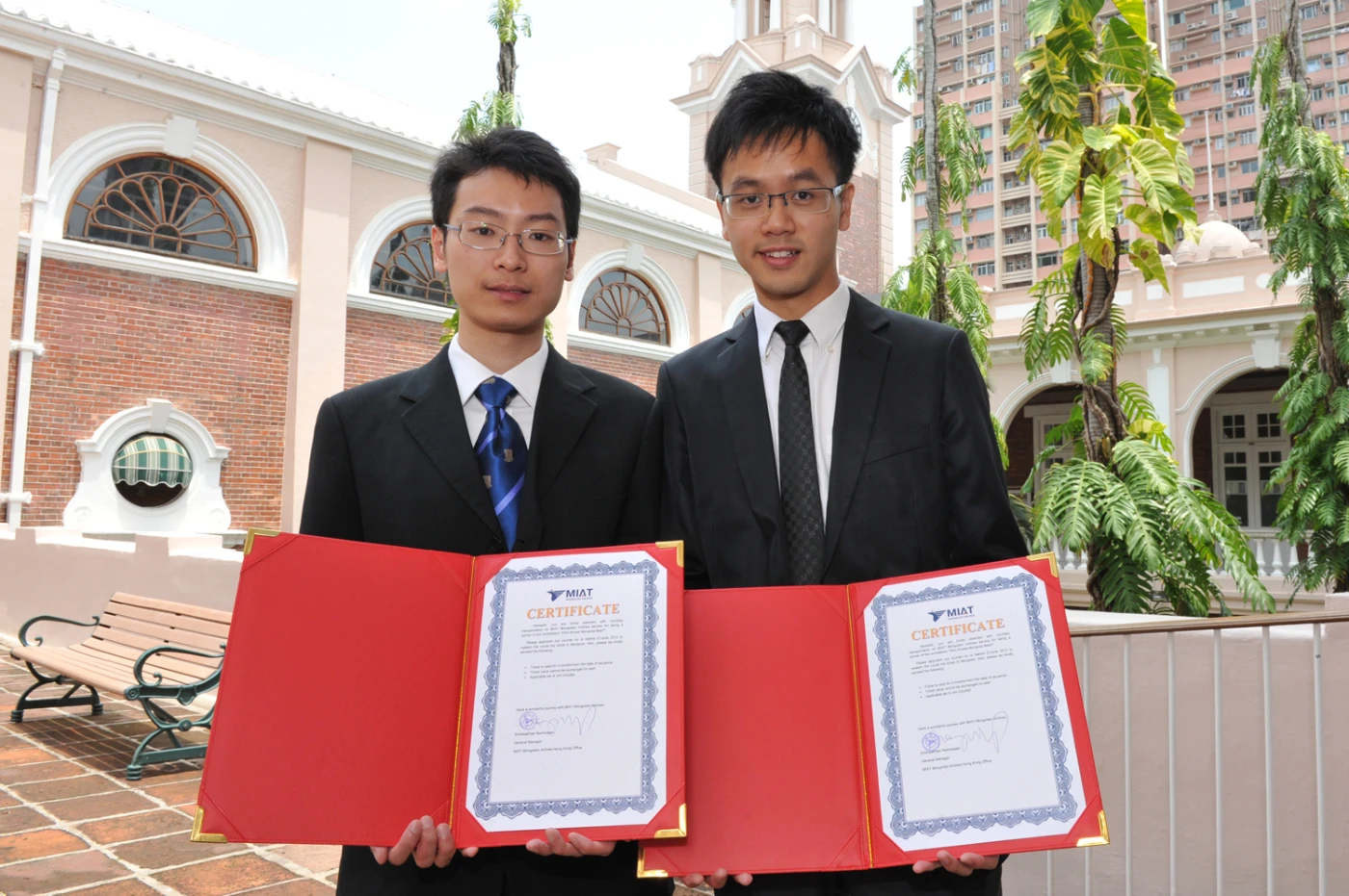 Winners Mr. Alvin Cheung Heng KAN (left) and Mr. Harry Chun Hei AU