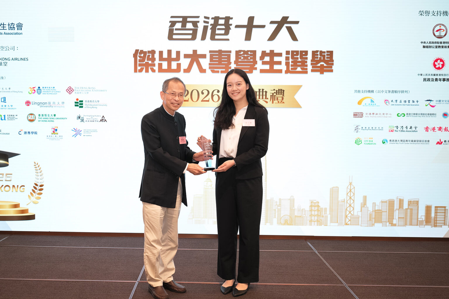 Ms Carina Yu (right) and award presenter Mr Jasper Tsang (left).