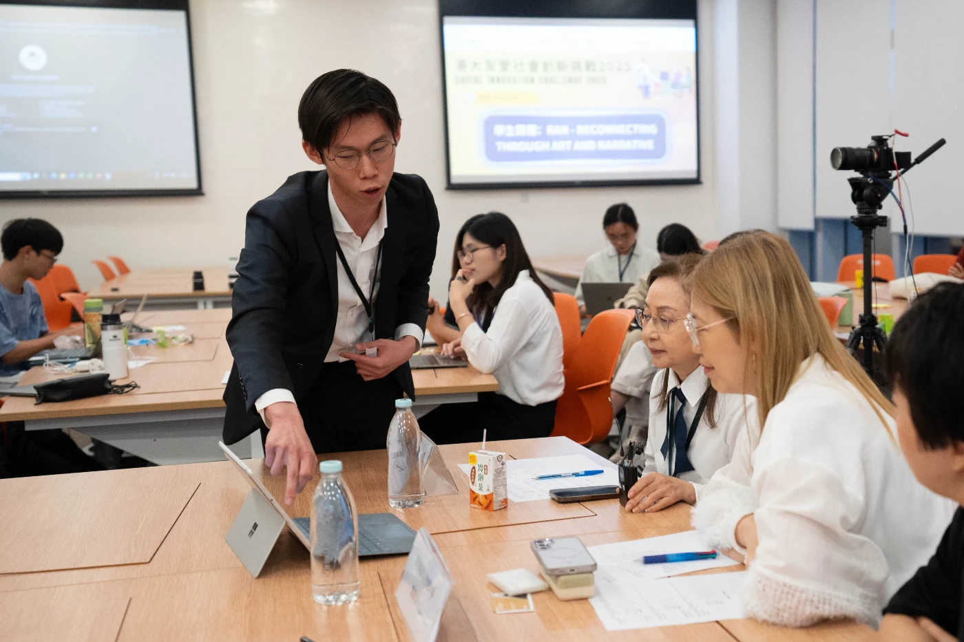 港大學生團隊在簡報比賽向評審介紹社會創新方案。
