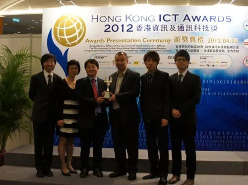 HKU Department of Electrical and Electronic Engineering team members with MediaNet representatives Ms. Iris Chen (2nd left) and Mr. YF Chow (3rd right)
     .