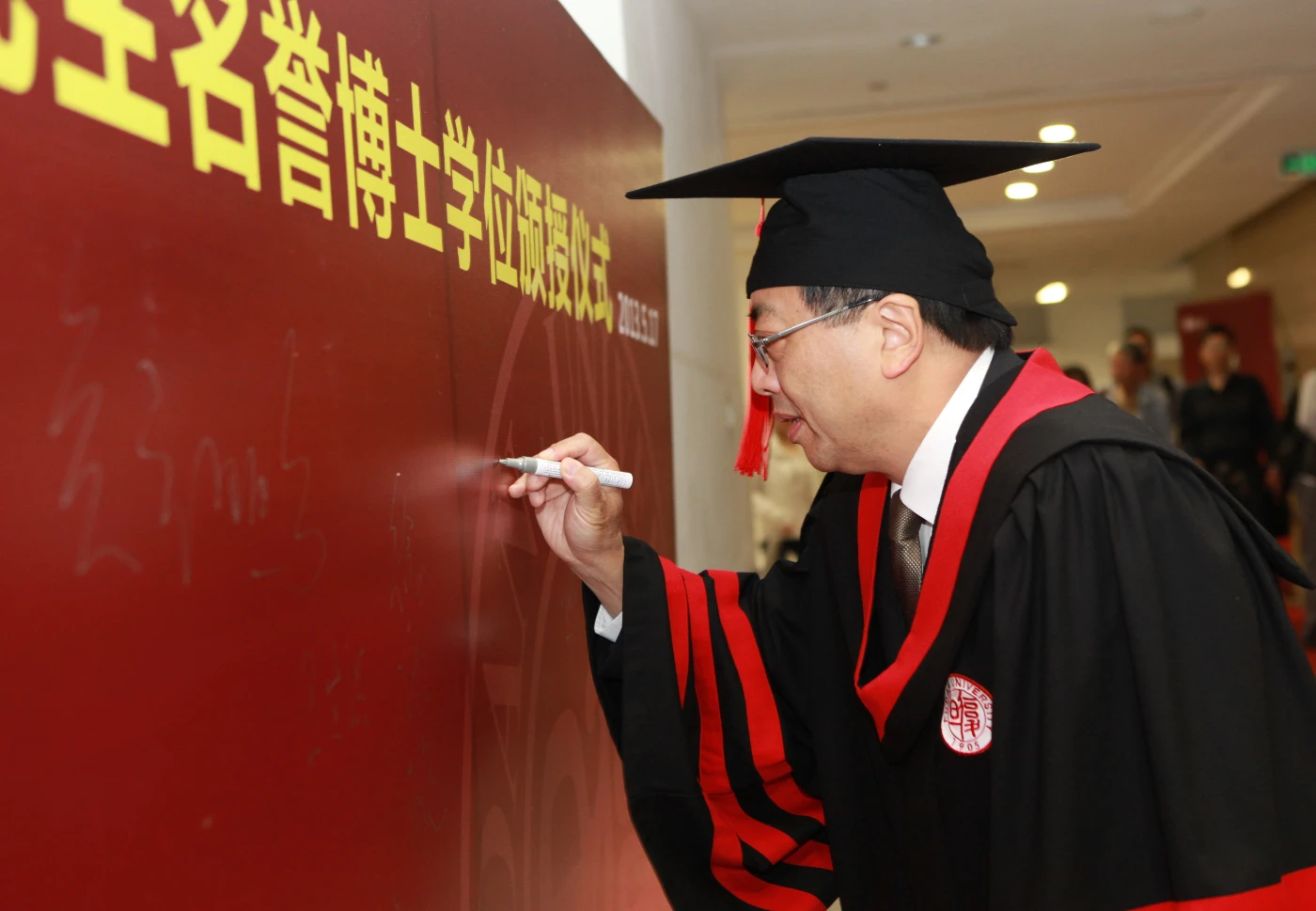 HKU Vice-Chancellor Professor Lap-Chee Tsui receives <br>
honorary degrees from Fudan University and Western University