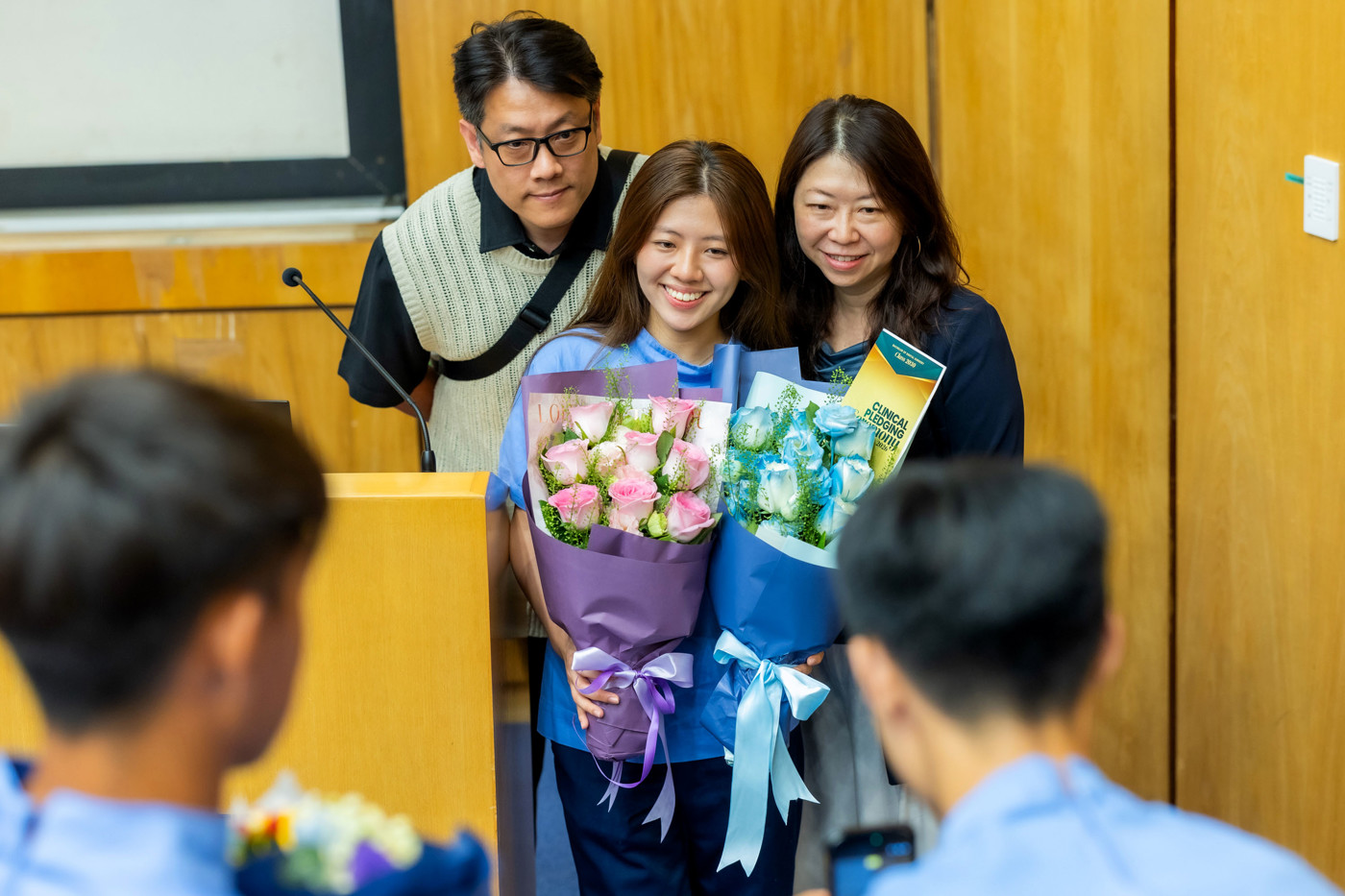 學生於儀式後與家長合照留念